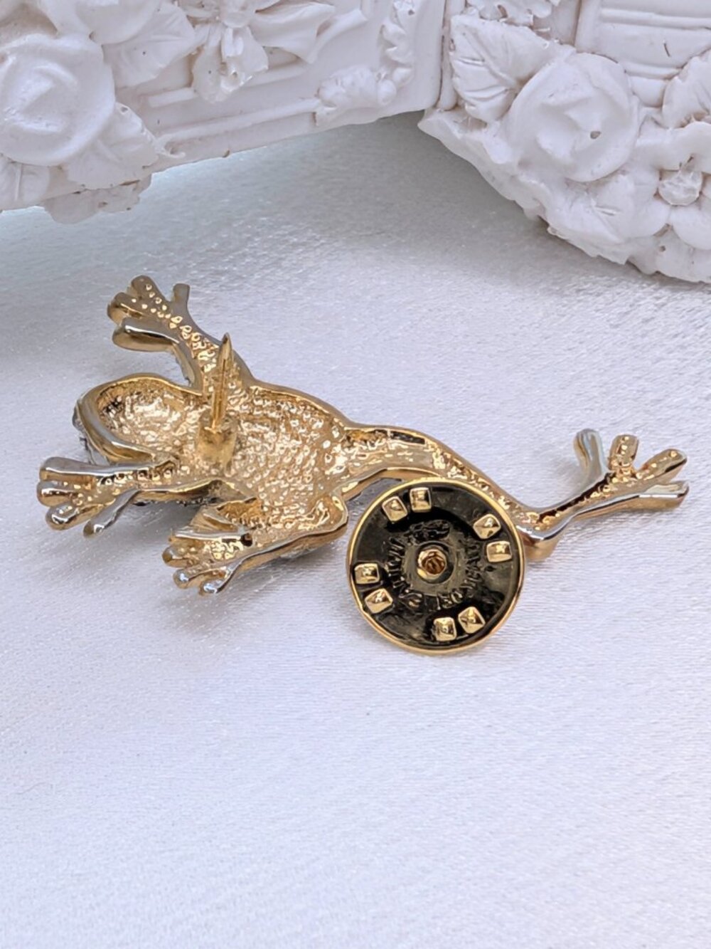 NEW Frog Put'em Pin - Picture 3 of 5
